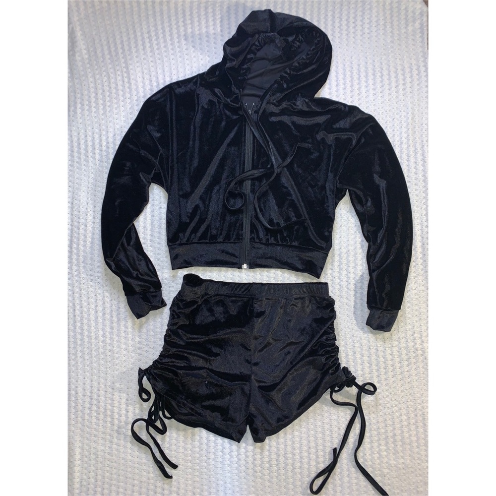 Black Velour Two Piece Set 🖤🖤🖤🖤